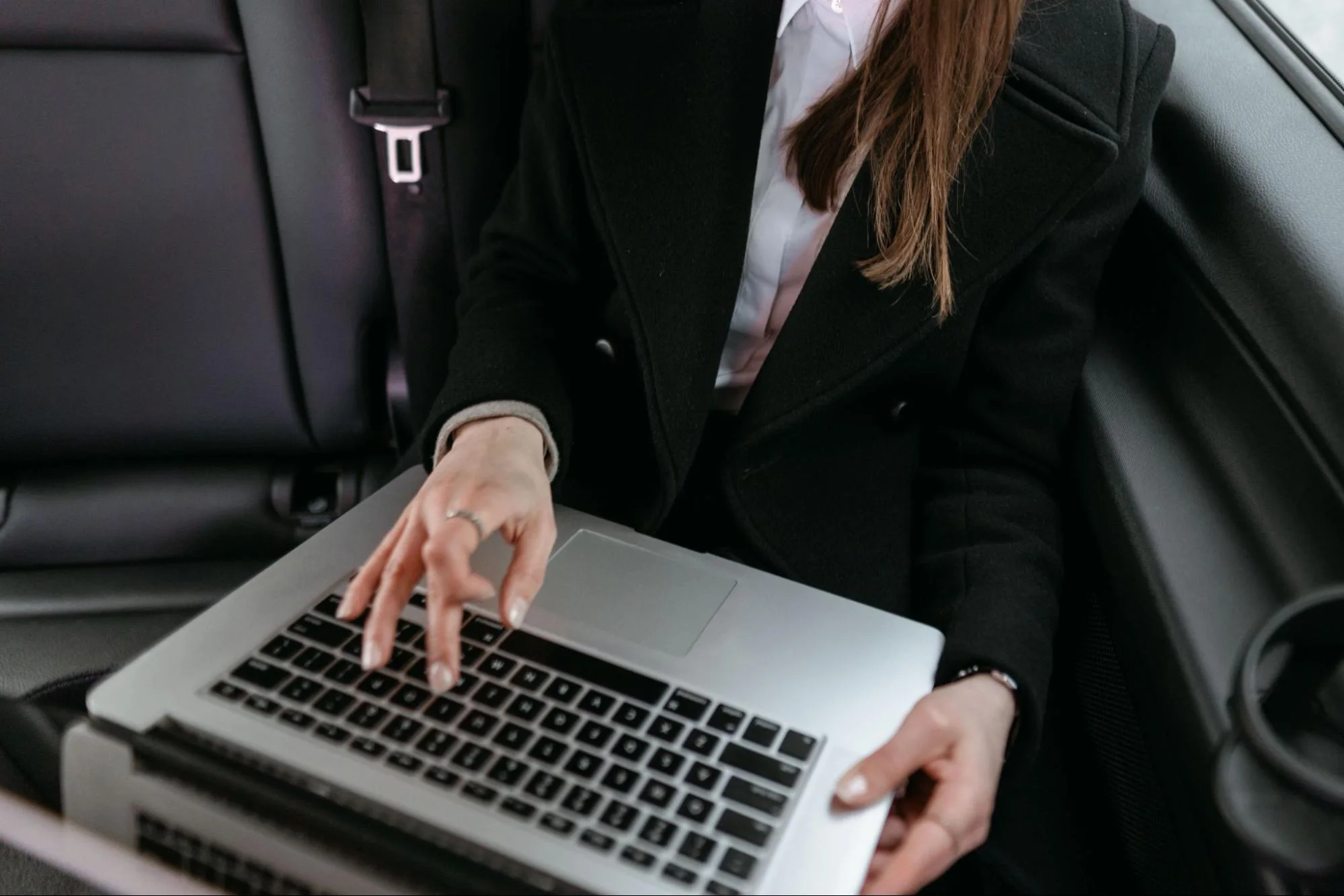 Women with laptop in car